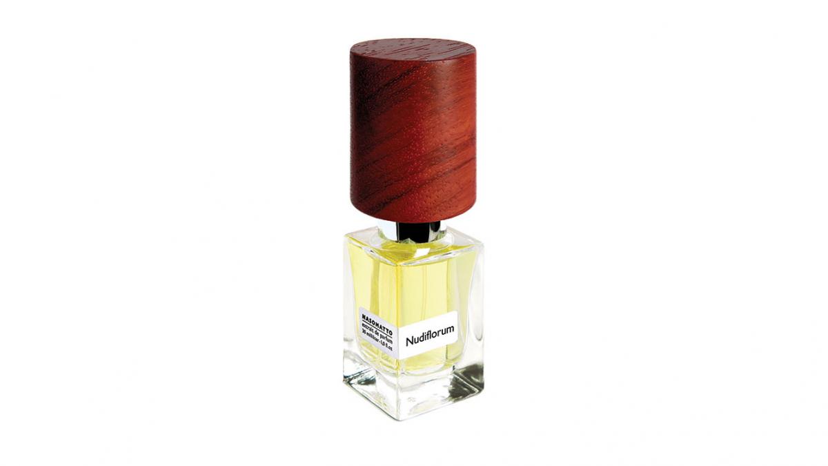 Extrait de Parfum 30ml vapo
È il risultato di un processo di ricerca volto a trovare il punto di fuga in natura,
i balzi dei sensi, il nudo desiderio.
la fragranza invita a cogliere il sorprendente respiro dell’abbandonarsi senza avvertire
un limite, della vaga intuizione di una profondità che rovescia la lontananza.
The Nose